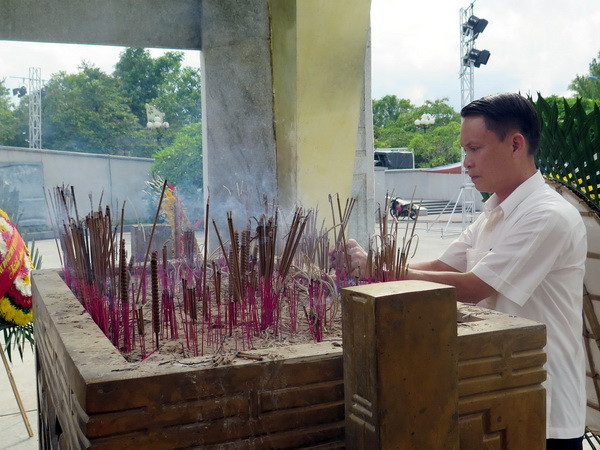 Tổng Giám đốc TTXVN tặng quà các gia đình chính sách tại Quảng Trị ảnh 1