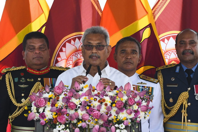 Tân Tổng thống Sri Lanka Gotabaya Rajapaksa (giữa) tuyên thệ nhậm chức. (Ảnh: AFP/TTXVN) Tân Tổng thống Sri Lanka chỉ định anh trai làm Thủ tướng ảnh 1