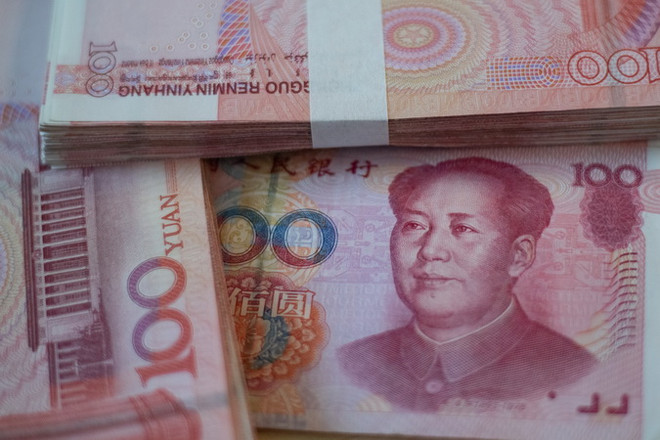 Đồng tiền mệnh giá 100 nhân dân tệ tại Bắc Kinh, Trung Quốc. (Ảnh: AFP/TTXVN) ADB: Trung Quốc vẫn là thị trường trái phiếu lớn nhất Đông Á mới nổi ảnh 1