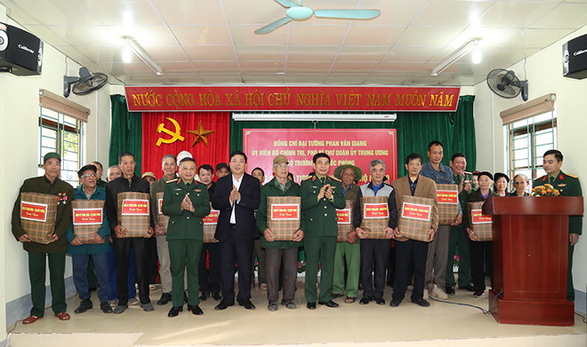 Bộ trưởng Quốc phòng Phan Văn Giang thăm và làm việc tại Cao Bằng ảnh 4