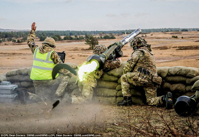 Biệt kích phương Tây dùng tên lửa bắn nổ "xe bom điên" của IS ảnh 1