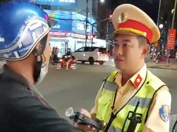 Bị kiểm tra nồng độ cồn, tài xế rút ống xăng, cầm bật lửa đe dọa CSGT ảnh 1