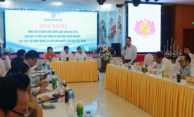 Ông Nguyễn Đức Lợi, Phó Chủ tịch Thường trực Hội Nhà báo Việt Nam phát biểu tại hội nghị. (Ảnh: Nguyễn Văn Nhật/TTXVN) Nâng cao vai trò của Hội Nhà báo trong giáo dục đạo đức cho hội viên ảnh 1