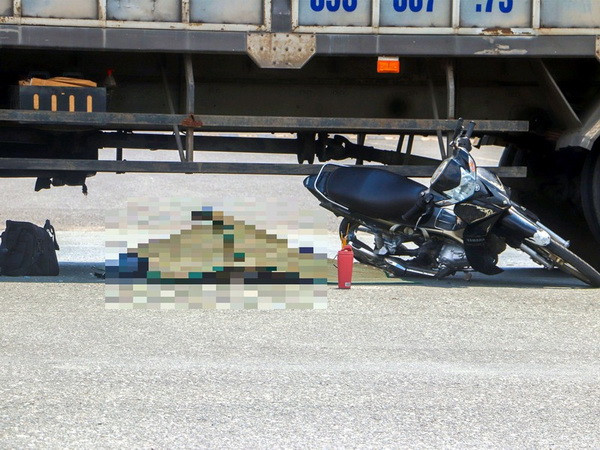 Cần Thơ: Va chạm với xe tải, nữ sinh đi xe máy tử vong tại chỗ ảnh 1