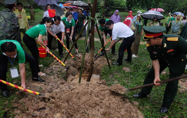 Hà Nội: 100 thủ khoa dâng hương báo công Chủ tịch Hồ Chí Minh ảnh 1