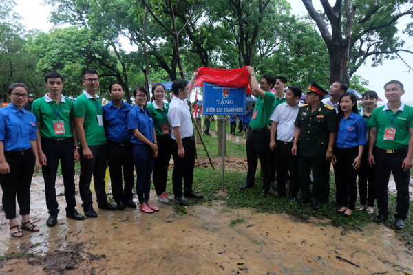 Lễ tuyên dương 100 thủ khoa xuất sắc năm 2016 của Hà Nội ảnh 1