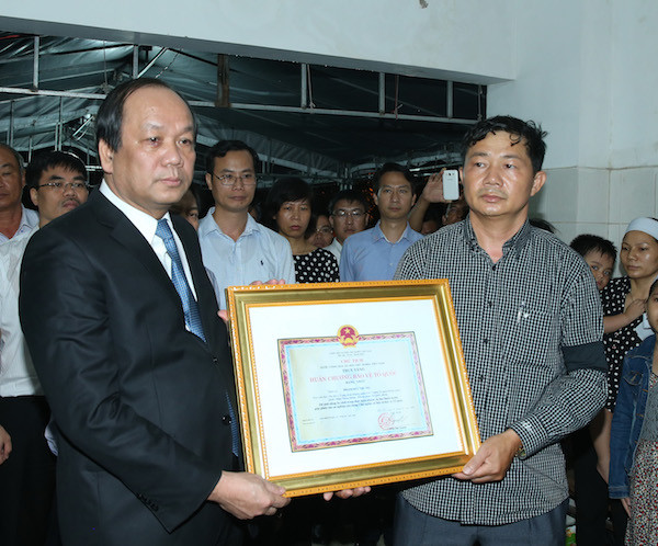 Trao Huân chương Bảo vệ Tổ quốc truy tặng phi công Phạm Đức Trung ảnh 1