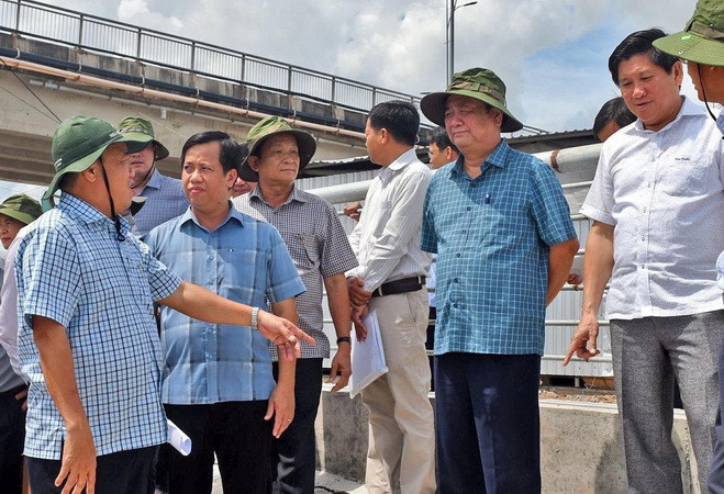 Bộ trưởng Bộ NN&PTNT khảo sát tình hình sạt lở tại Cà Mau ảnh 1