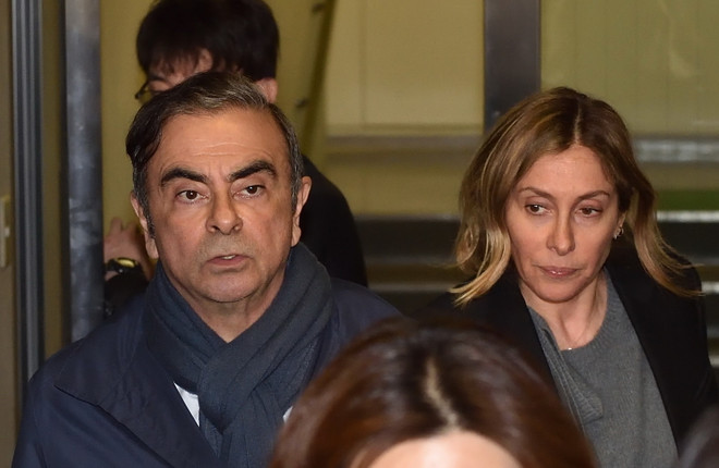Cựu Chủ tịch hãng ôtô Nissan Carlos Ghosn (phải) và vợ Carole Ghosn rời văn phòng luật sư tại Tokyo, Nhật Bản. (Ảnh: AFP/TTXVN) Các nhà điều tra Liban thẩm vấn cựu Chủ tịch Motor Carlos Ghosn ảnh 1