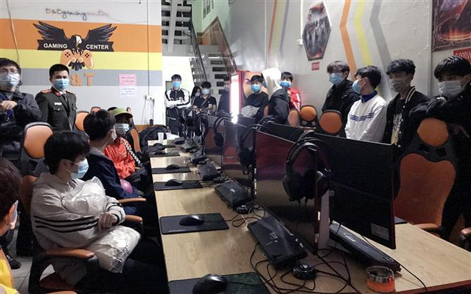 Xử phạt chủ cửa hàng và khách chơi game vi phạm quy định phòng dịch ảnh 1