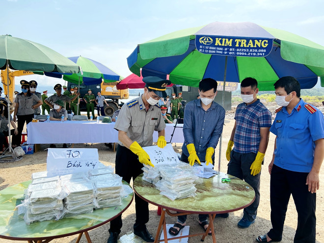 Quảng Ninh tiến hành tiêu hủy 100 bánh heroin tang vật vụ án ảnh 1