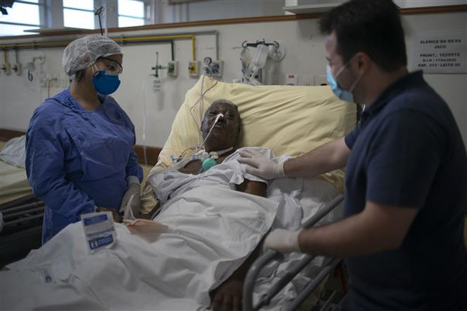 Nhân viên y tế chăm sóc bệnh nhân COVID-19 tại một bệnh viện ở Rio de Janeiro, Brazil. (Ảnh: AFP/TTXVN) Thế giới chuẩn bị chạm mốc 17,5 triệu ca nhiễm COVID-19 ảnh 1