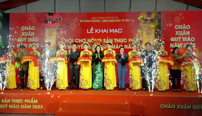 Cắt băng khai mạc Hội chợ nông sản thực phẩm Tết Nguyên đán Quý Mão 2023. (Nguồn: báo Hà Nội mới) Khai mạc Hội chợ nông sản thực phẩm Tết Nguyên đán Quý Mão 2023 ảnh 1