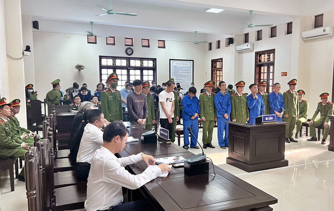 Quang cảnh phiên tòa xét xử sơ thẩm. (Ảnh: Nguyên Linh/TTXVN) Tuyên phạt 52 bị cáo trong vụ đánh bạc lớn nhất Quảng Trị ảnh 1