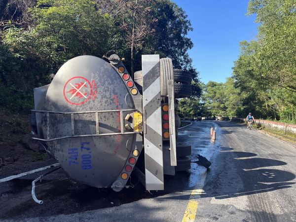 Cứu tài xế mắc kẹt trong cabin xe bồn lật trên đèo Hải Vân ảnh 1