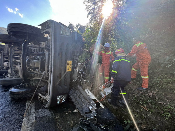 Cứu tài xế mắc kẹt trong cabin xe bồn lật trên đèo Hải Vân ảnh 4