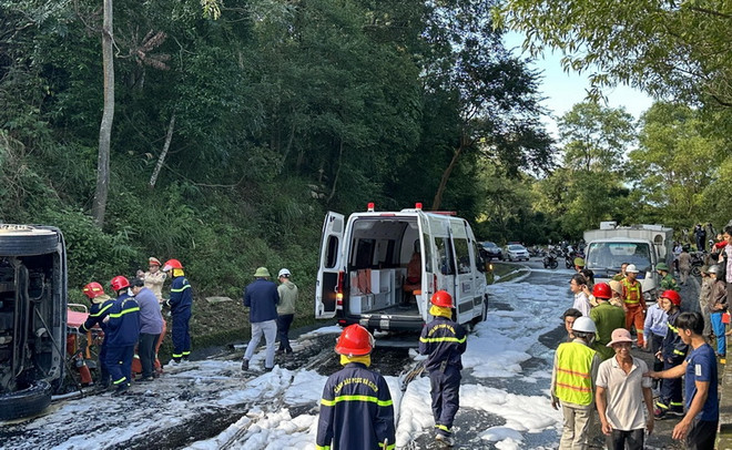 Cứu tài xế mắc kẹt trong cabin xe bồn lật trên đèo Hải Vân ảnh 3