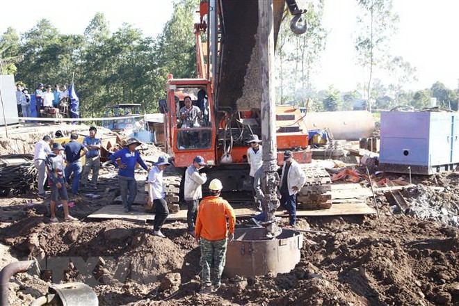 Đồng Tháp: Nhiều khó khăn khi đưa thi thể bé Hạo Nam lên mặt đất ảnh 2