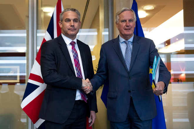 Trưởng đoàn đàm phán Brexit của EU Michel Barnier (phải) và Bộ trưởng Brexit của Anh Stephen Barclay tại vòng đàm phán ở Brussels, Bỉ. (Ảnh: AFP/TTXVN) Brexit: Anh và châu Âu cần tận dụng cơ hội dù là 'mong manh nhất' ảnh 1