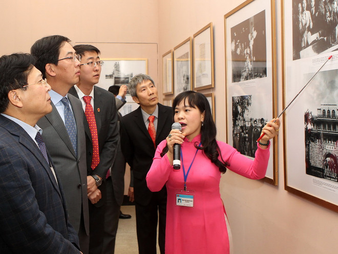 Triển lãm ảnh 65 năm thiết lập quan hệ ngoại giao Việt-Trung ảnh 1