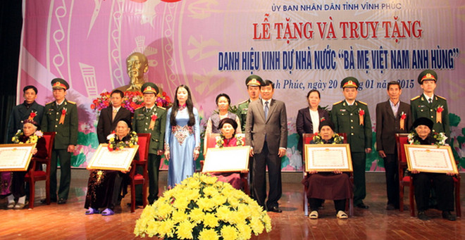 Vĩnh Phúc trao, truy tặng danh hiệu cho 358 mẹ Việt Nam Anh hùng ảnh 1
