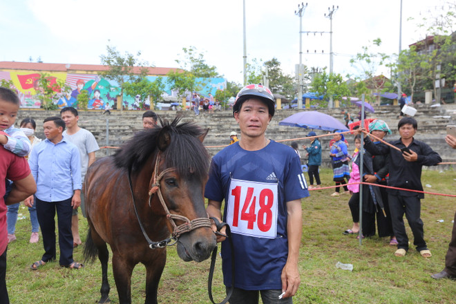Giải Đua ngựa Bắc Hà: Khi những chàng 'kỵ sĩ chân đất' tranh tài ảnh 2