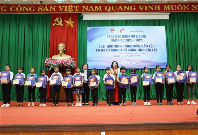 Trao học bổng Vừ A Dính tặng học sinh, sinh viên dân tộc vượt khó ảnh 1