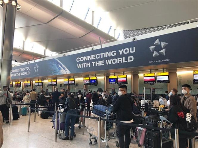 Dịch COVID-19: Đưa hơn 300 công dân Việt Nam từ Anh về nước ảnh 1