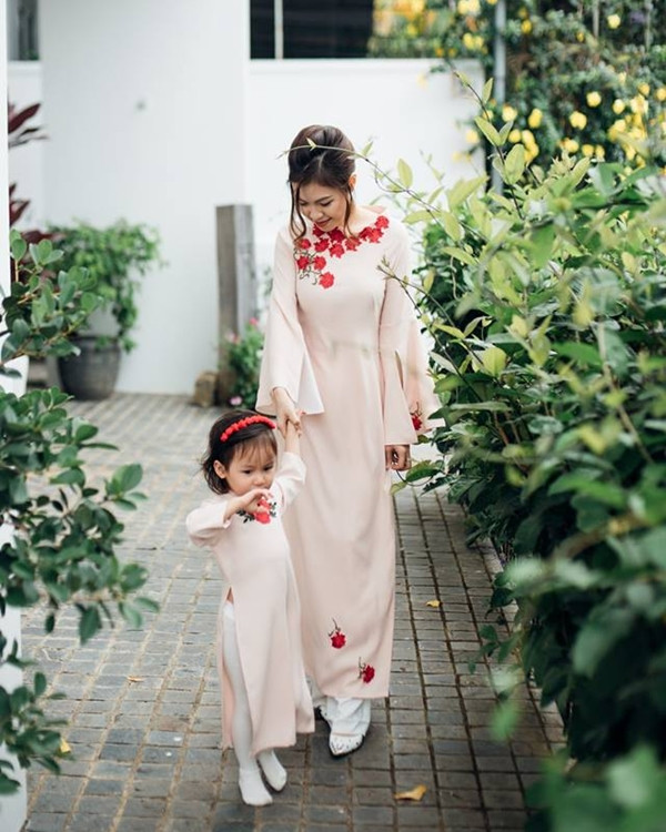 10 gợi ý lý tưởng giúp phái đẹp mua sắm Áo dài diện Tết 2017 ảnh 8