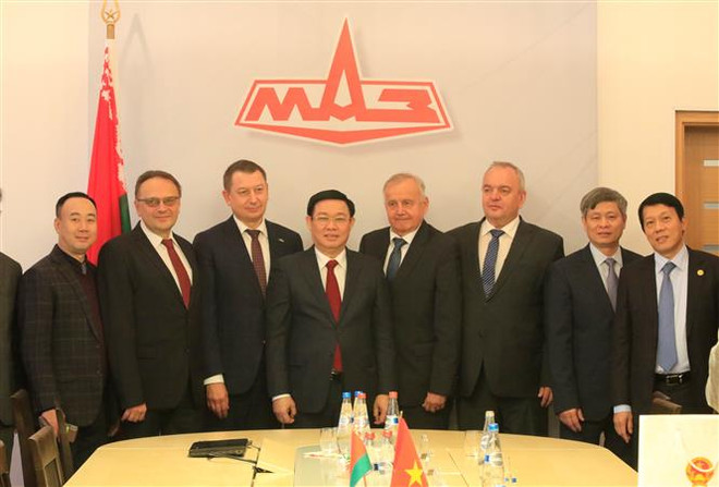 Phó Thủ tướng Vương Đình Huệ thăm nhà máy sản xuất ôtô MAZ của Belarus ảnh 2