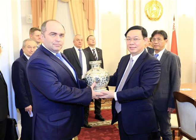 Phó Thủ tướng Vương Đình Huệ thăm nhà máy sản xuất ôtô MAZ của Belarus ảnh 3