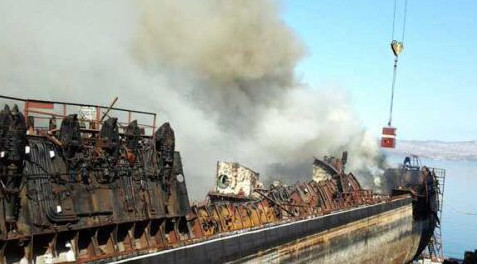 Tàu ngầm hạt nhân Nga bốc cháy nghi ngút lúc đang neo đậu ảnh 2