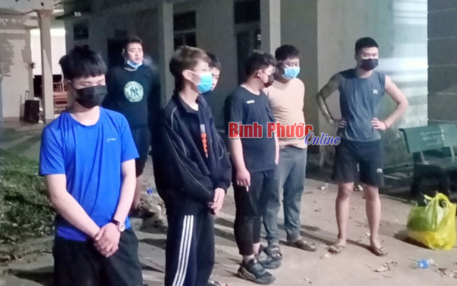 Các đối tượng tại trụ sở Công an xã Tân Phước. (Nguồn: baobinhphuoc.com.vn) Bắt giữ, đưa đi cách ly y tế 9 đối tượng nhập cảnh trái phép ảnh 1