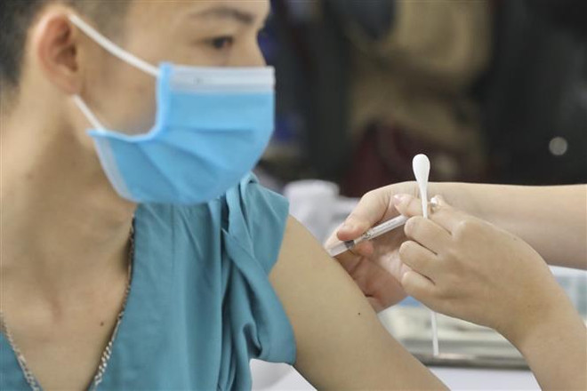 Nhân viên y tế tham gia trực tiếp công tác phòng chống dịch COVID-19 được tiêm vaccine phòng COVID-19. Ảnh minh họa. (Ảnh: Minh Quyết/TTXVN) Gia Lai: Tiêm vaccine COVID-19 cho lực lượng tuyến đầu chống dịch ảnh 1