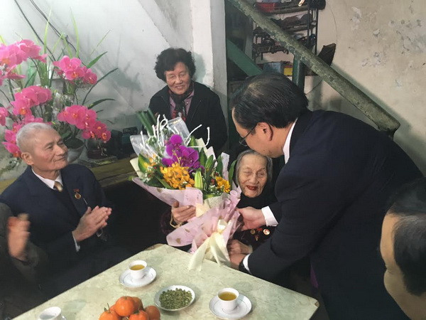 Tân Bí Thư Thành ủy Hà Nội thăm, chúc Tết các gia đình chính sách ảnh 1
