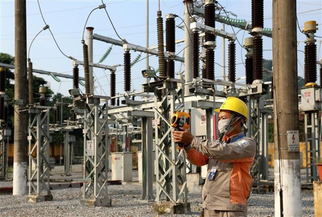Công nhân Công ty Điện lực Hòa Bình kiểm tra vận hành trạm biến áp 110kV Hòa Bình. (Ảnh: Huy Hùng/TTXVN) Điều chỉnh giá điện góp phần đảm bảo an ninh năng lượng quốc gia ảnh 2