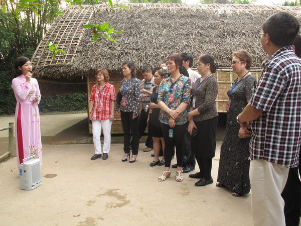 Kiều bào xa quê xúc động thành kính về thăm quê hương Bác ảnh 1