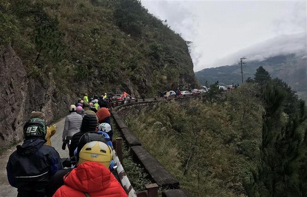 Ùn tắc giao thông trên tuyến đường lên Khu du lịch Mẫu Sơn ảnh 2