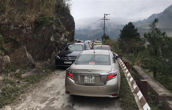 Ùn tắc giao thông trên tuyến đường lên Khu du lịch Mẫu Sơn ảnh 1