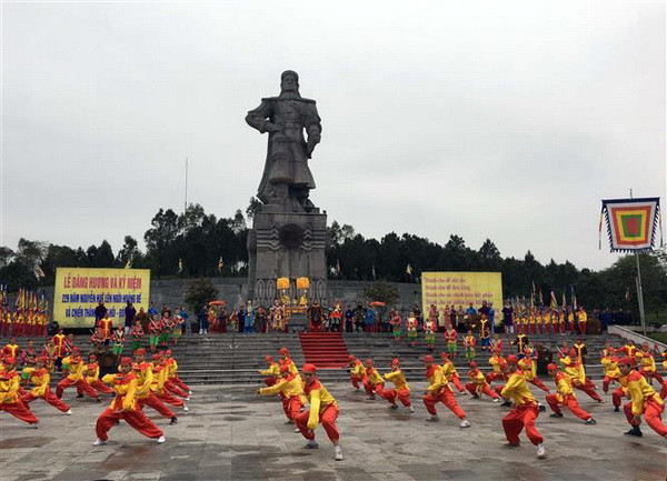 Dâng hương kỷ niệm 230 năm ngày Nguyễn Huệ lên ngôi Hoàng đế ảnh 1