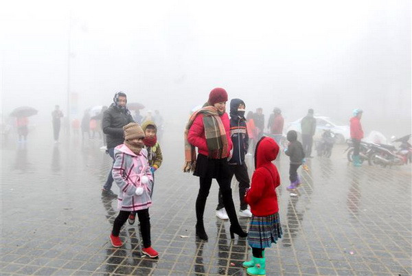 Hàng vạn du khách đổ về Sa Pa đón Năm mới trong mưa rét ảnh 1