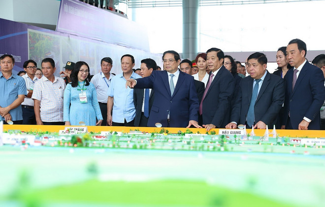 Thủ tướng Phạm Minh Chính xem mô hình quy hoạch tỉnh Vĩnh Long. (Ảnh: Dương Giang/TTXVN) ttxvn_2303_thu tuong quy hoach vinh long (2).jpg