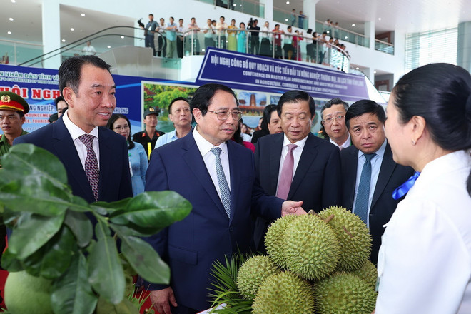 Thủ tướng Phạm Minh Chính tham quan gian trưng bày, giới thiệu sản phẩm nông nghiệp của tỉnh Vĩnh Long. (Ảnh: Dương Giang/TTXVN) ttxvn_2303_thu tuong quy hoach vinh long (5).jpg
