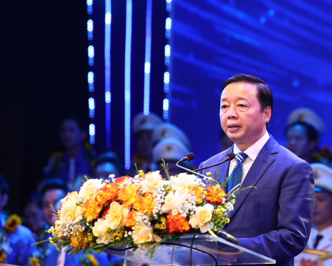 Phó Thủ tướng Chính phủ Trần Hồng Hà phát biểu tại buổi lễ. (Ảnh: Hoàng Ngà/TTXVN) ttxvn_2303_giai thuong ly tu trong (1).jpg