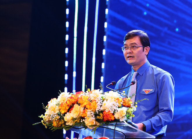 Ông Bùi Quang Huy, Ủy viên dự khuyết Trung ương Đảng, Bí thư Thứ nhất Ban Chấp hành Trung ương Đoàn, phát biểu tại buổi lễ. (Ảnh: Hoàng Ngà/TTXVN) ttxvn_2303_giai thuong ly tu trong (3).jpg