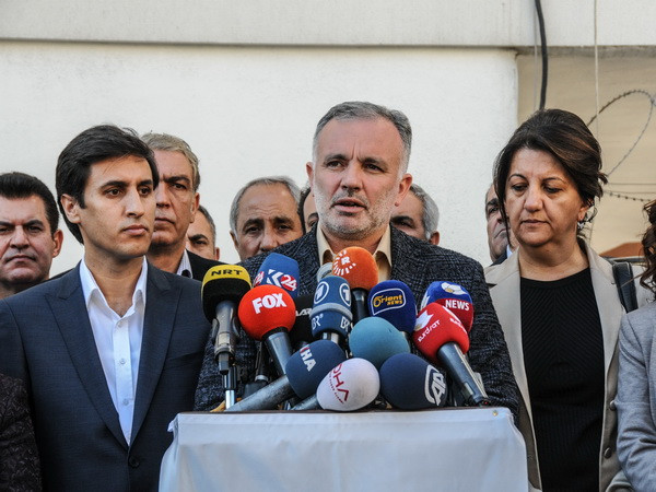 Người phát ngôn HDP Ayhan Bilgen (giữa) trong cuộc họp báo ở Diyarbakir. (Nguồn: AFP/TTXVN) Đảng đối lập HDP tuyên bố tẩy chay Quốc hội Thổ Nhĩ Kỳ ảnh 1