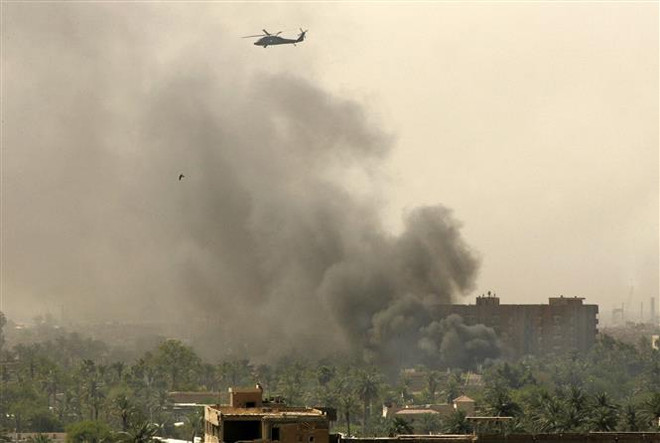 Khói bốc lên tại khu vực Vùng Xanh ở thủ đô Baghdad (Iraq) sau loạt vụ tấn công bằng súng cối thàng 9/2022. (Ảnh: AFP/TTXVN) Iraq: Nã rocket vào Vùng Xanh giữa lúc quốc hội bầu tổng thống ảnh 1