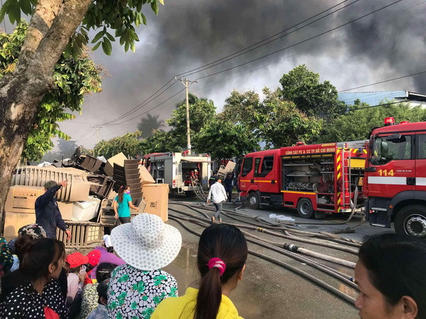 TP HCM: 5.000m2 nhà xưởng bốc cháy dữ dội trong KCN Nhị Xuân ảnh 1