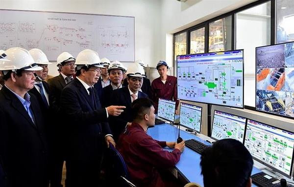 Phó Thủ tướng Trịnh Đình Dũng thị sát nhà máy tuyển đồng Sin Quyên. (Ảnh: Quốc Khánh/TTXVN) Quản lý, khai thác khoáng sản hợp lý, tiết kiệm, có hiệu quả ảnh 3