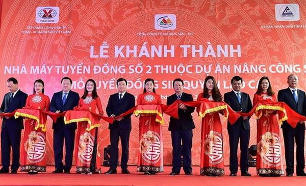 Phó Thủ tướng Trịnh Đình Dũng và các đại biểu thực hiện nghi thức khánh thành nhà máy tuyển đồng Sin Quyền. (Ảnh: Quốc Khánh/TTXVN) Quản lý, khai thác khoáng sản hợp lý, tiết kiệm, có hiệu quả ảnh 2